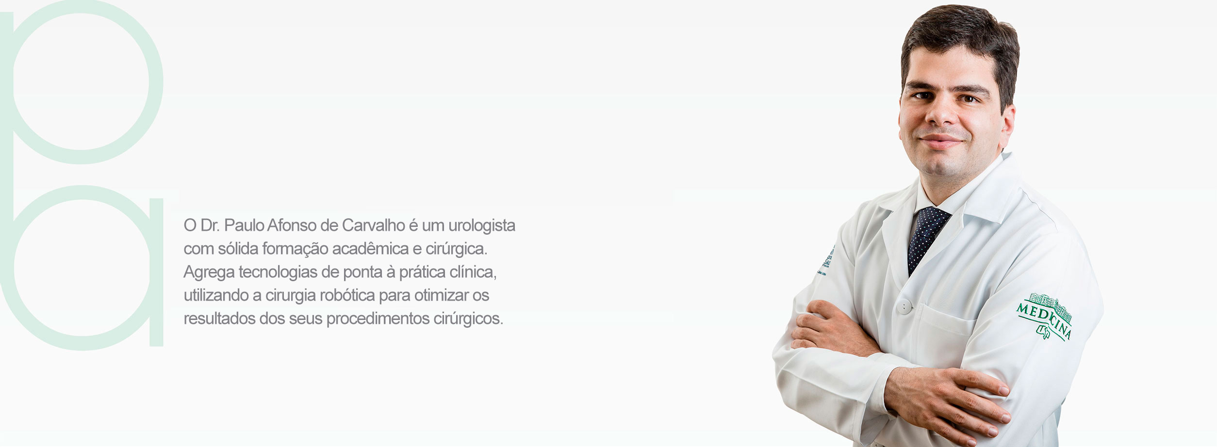 O Dr. Paulo Afonso de Carvalho é um urologista com sólida formação acadêmica e cirúrgica. Agrega tecnologias de ponta à prática clínica, utilizando a cirurgia robótica para otimizar os resultados dos seus procedimentos cirúrgicos.